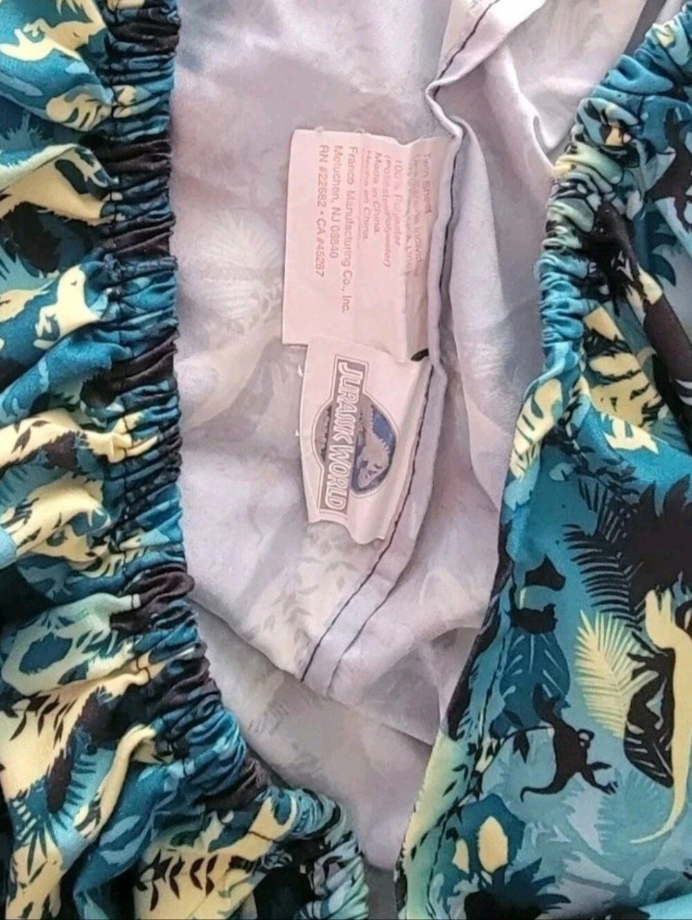 Jurassic World Dinosaurs Twin Fitted Sheet Black, Blue, Yellow Pre-Owned - Picture 3 of 5